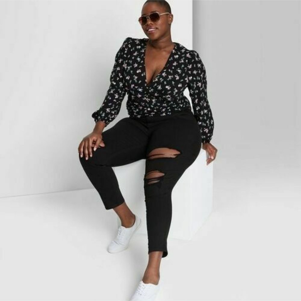 Wild Fable Black Floral Women's Long Sleeve V-Neck - Picture 3 of 8